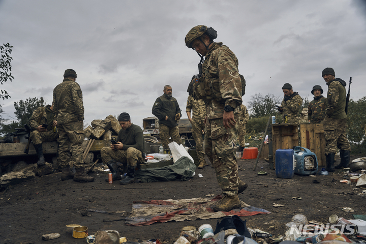 [이지움=AP/뉴시스] 13일(현지시간) 우크라이나 하르키우주 이지움에서 한 우크라이나 병사가 러시아 국기를 짓밟고 있다. 우크라이나군은 지난 4월 러시아군이 점령해 돈바스 공세를 위한 군수 보급 중심지로 활용하던 이지움을 탈환했다. 2022.09.14.