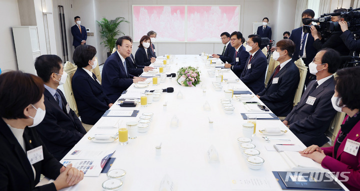 [서울=뉴시스] 전신 기자 = 윤석열 대통령이 14일 서울 용산 대통령실 청사에서 열린 반도체산업 경쟁력 강화 특위 초청 오찬 간담회에서 발언하고 있다. (대통령실통신사진기자단) 2022.09.14. photo1006@newsis.com