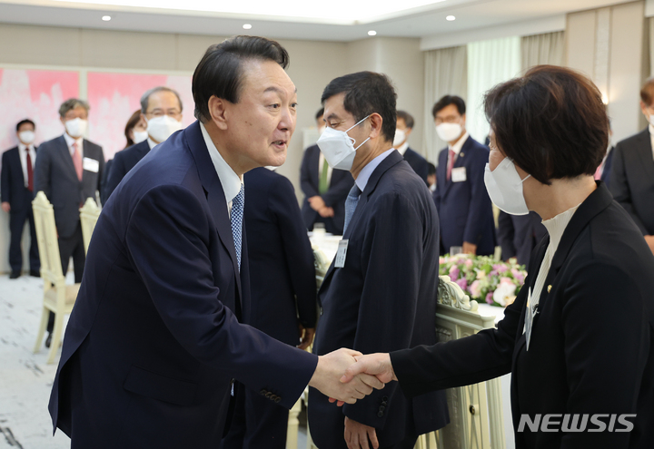 [서울=뉴시스] 전신 기자 = 윤석열 대통령이 14일 서울 용산 대통령실 청사에서 열린 반도체산업 경쟁력 강화 특위 초청 오찬 간담회에서 참석자들과 인사하고 있다. (대통령실통신사진기자단) 2022.09.14. photo1006@newsis.com