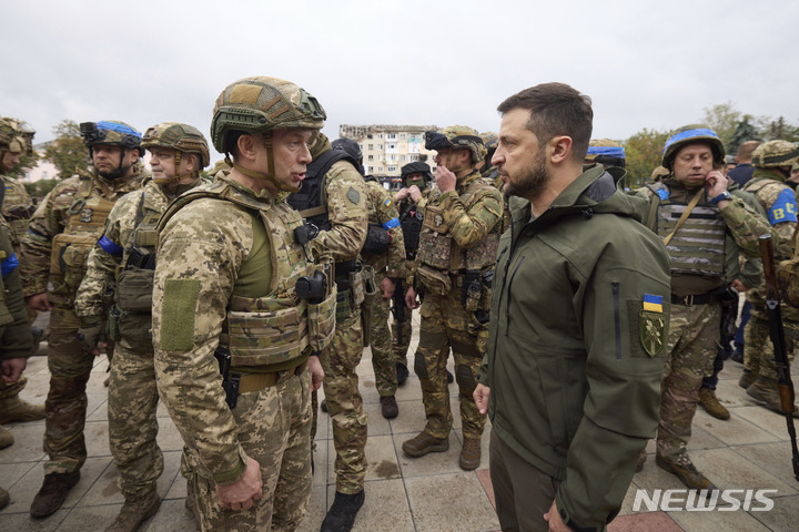 [이지움(우크라이나)=AP/뉴시스] 볼로디미르 젤렌스키 우크라이나 대통령(오른쪽)이 지난해 9월14일(현지시간) 우크라이나군이 탈환한 하르키우주 이지움을 방문해 올렉산드르 시르스키 우크라이나 지상군 사령관으로부터 보고 받고 있다. 2023.06.09.