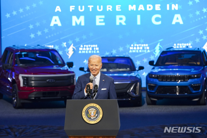 [디트로이트=AP/뉴시스] 조 바이든 미국 대통령이 지난달 14일(현지시간) 미시간주 디트로이트에서 열린 북미 국제 오토쇼에 참석해 연설하고 있다. 바이든 대통령은 전기차와 충전소의 미국 생산을 강조하고 자동차 산업의 부활을 장담하며 자동차 노조의 지지를 호소했다. 2022.09.15.