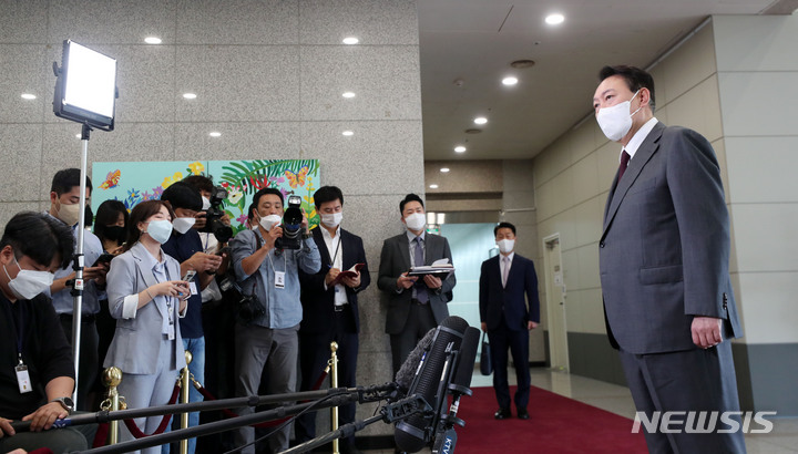 [서울=뉴시스] 홍효식 기자 = 윤석열 대통령이 15일 서울 용산 대통령실 청사로 출근하며 취재진 질문에 답하고 있다. 2022.09.15. yesphoto@newsis.com