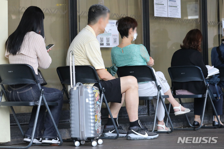 [서울=뉴시스] 권창회 기자 = 코로나19 신규 확진자가 7만1471명을 기록한 15일 오전 서울 송파구 선별진료소에서 한 시민이 캐리어를 끌고 코로나19 검사를 받기 위해 대기하고 있다. 2022.09.15. kch0523@newsis.com