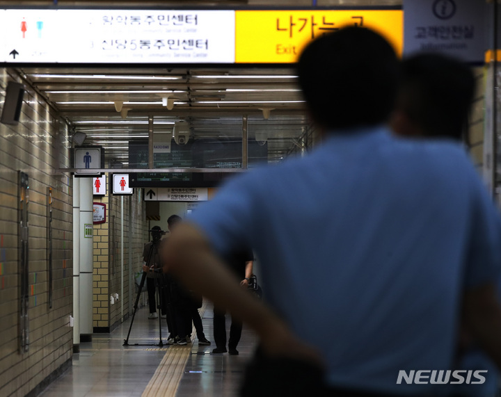 [서울=뉴시스] 조수정 기자 = 서울교통공사 20대 여성 역무원이 서울 지하철 2호선 신당역 여자화장실에서 14일 전 동료 역무원에 의해 살해됐다. 사진은 15일 신당역 여자화장실. 2022.09.15. chocrystal@newsis.com