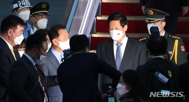 [성남=뉴시스] 국회사진기자단 = 중국 공산당 서열 3위인 리잔수 전국인민대표대회(전인대) 상무위원장이 15일 오후 서울공항에 도착하고 있다. 리잔수 위원장은 국회의장 초청으로 66명의 대규모 수행단을 대동하고 방한해 2박 3일 동안 윤석열 대통령 예방, 김진표 국회의장과의 회담 등의 일정을 소화할 예정이다. 중국 상무위원장 방한은 2015년 장더장 전 상무위원장 이후 7년 만이다. 2022.09.15. photo@newsis.com