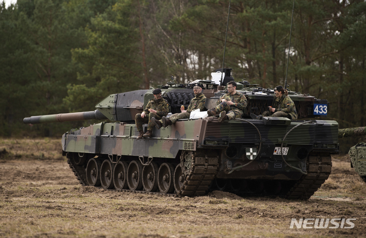[뮌스터=AP/뉴시스]독일 연방군 93 훈련대대 소속 레오파드2 A7V 주력탱크의 대원들이 뮌스터 훈련장에서 훈련 도중 레오파드2 위에서 잠시 쉬고 있다. 2023.01.16.