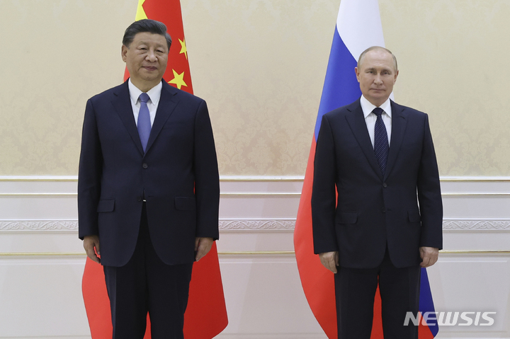 [사마르칸트=AP/뉴시스]17일 중국 외교부는 시진핑 국가주석이 오는 20~22일 러시아를 국빈방문한다고 발표했다. 사진은 지난해 9월 15일(현지시간) 두 정상이 우즈베키스탄 사마르칸트에서 열린 상하이협력기구(SCO) 정상회의에 앞서 기념촬영을 하고 있는 모습. 2022.09.15