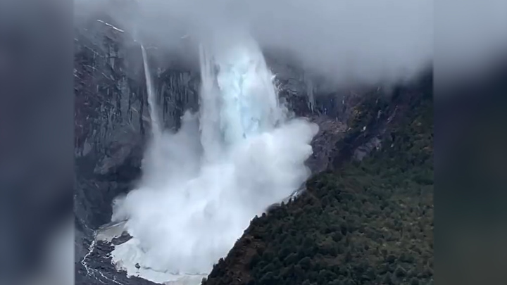 칠레 파타고니아의 국립공원에서 고온과 강우로 약해진 빙하가 눈사태처럼 쏟아져 내리는 장면이 영상에 잡혔다. 출처: 트위터 *재판매 및 DB 금지