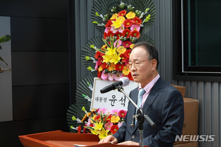 [울진=뉴시스] 한국교회총연합 대표회장 류영모 목사가 16일 경북 울진군 북면 덕구리에서 진행된 '2022 사랑의 집짓기 첫 입주식'에서 발언하고 있다. (사진=한국교회총연합 제공) 2022.09.16. photo@newsis.com *재판매 및 DB 금지