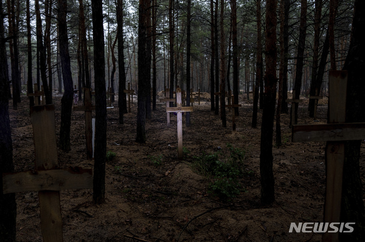 [이지움=AP/뉴시스] 15일(현지시간) 우크라이나 하르키우주 이지움에서 발견된 집단매장 묘지. 2022.09.16.