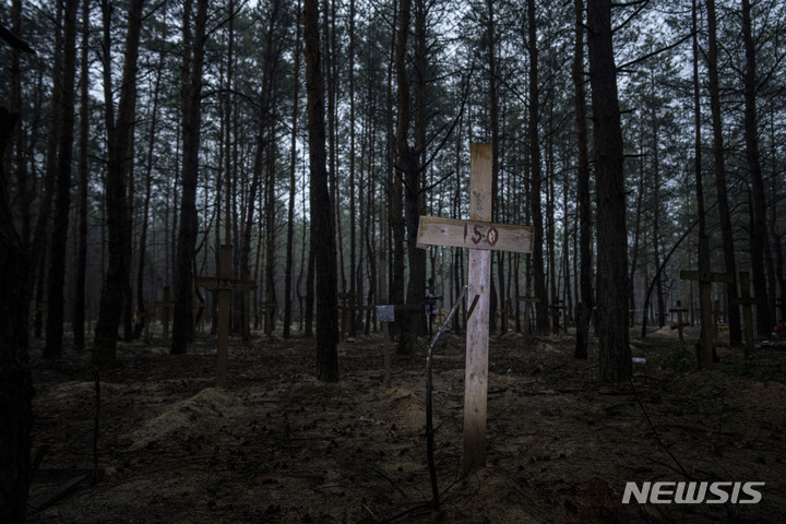[이지움=AP/뉴시스] 15일(현지시간) 우크라이나 하르키우주 이지움에서 발견된 집단매장 묘지. 2022.09.16.