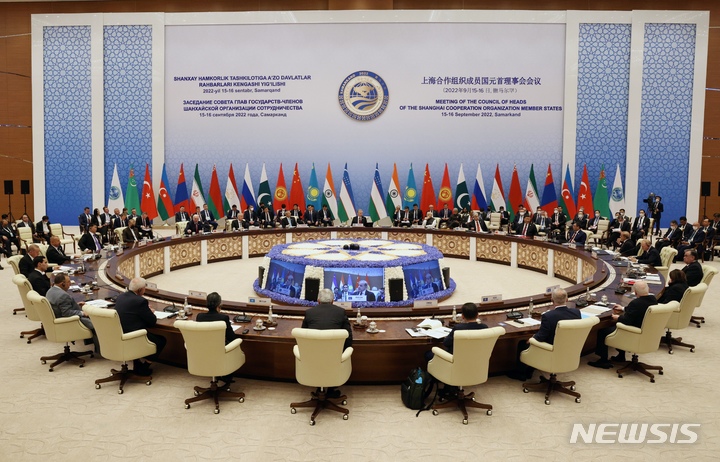 [사마르칸트=AP/뉴시스] 지난 9월16일(현지시간) 우즈베키스탄 사마르칸트에서 상하이협력기구(SCO) 정상 전체 회의가 열리고 있다. 