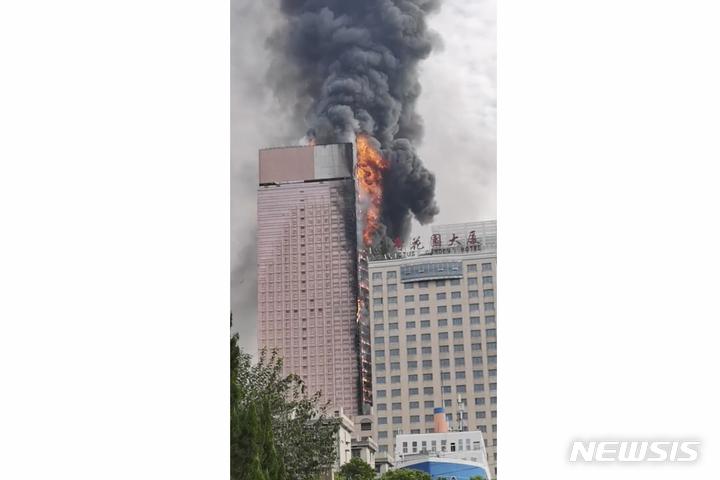 [창사(중국 후난성)=AP/뉴시스]중국 후난(湖南)성 성도 창사(長沙)에 있는 중국 최대 통신업체 차이나 텔레콤의 초고층 건물에서 16일 화재가 발생, 거대한 불길과 연기가 치솟고 있다. 이날 화재로 휴대전화를 쓸 수 없다는 사용자들의 불만이 쏟아져 나왔다. 2022.9.16