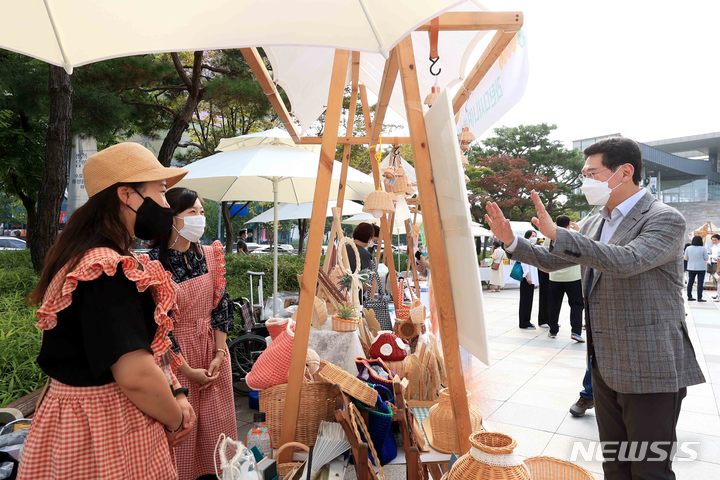 용인 청년페스티벌' 행사장을 찾아 행사 관계자들과 인사를 나누는 이상일 용인특례시장. (사진제공=용인시)