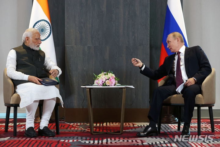 [사마르칸드=AP/뉴시스]블라디미르 푸틴 러시아 대통령(오른쪽)과 나렌드라 모디 인도 총리가 지난 9월16일 우크라이나 사마르칸드에서 열린 상하이협력기구(SCO) 회의에서 양자 정상회담을 하고 있다. 2022.9.16.