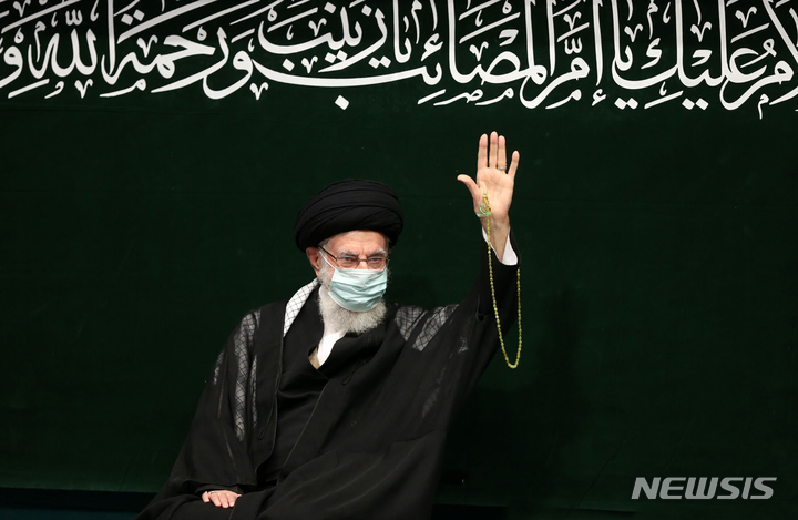 [테헤란=AP/뉴시스] 17일(현지시간) 이란 수도 테헤란에서 열린 종교행사 '아르바인'에 참석한 최고지도자 아야톨라 알리 하메네이(83)가 참석자들에게 손을 흔들고 있다. 사진은 이란 최고지도자실이 제공했다. 2022.09.17