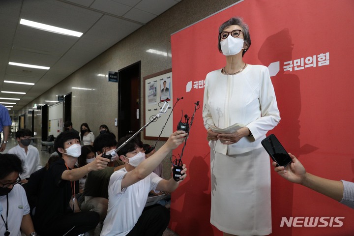 [서울=뉴시스] 전진환 기자 = 이양희 국민의힘 윤리위원장이 18일 오후 국회에서 열린 중앙당 윤리위원회 회의실 앞에서 기자들에게 발언하고 있다. (공동취재사진) 2022.09.18 photo@newsis.com