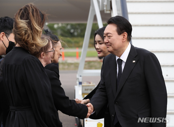 [런던=뉴시스] 홍효식 기자 = 윤석열 대통령과 부인 김건희 여사가 18일(현지시간) 영국 런던 스탠스테드 국제공항에 도착해 환영 인사들과 악수하고 있다. 2022.09.18. yesphoto@newsis.com