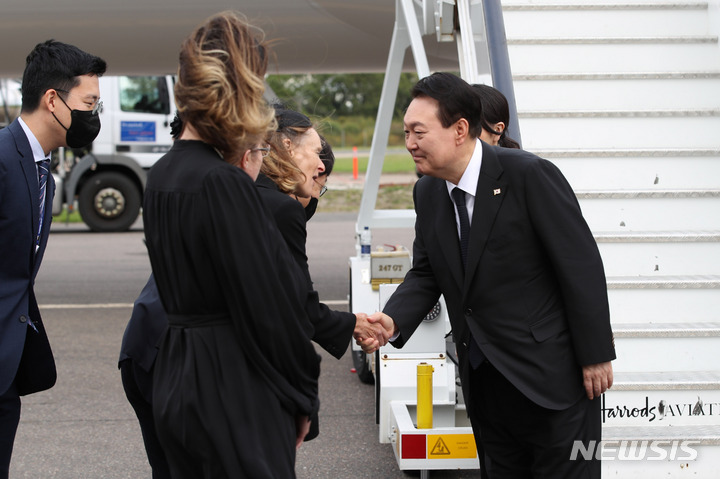 [런던=뉴시스] 홍효식 기자 = 윤석열 대통령과 부인 김건희 여사가 18일(현지시간) 영국 런던 스탠스테드 국제공항에 도착해 환영 인사들과 악수하고 있다. 2022.09.18. yesphoto@newsis.com