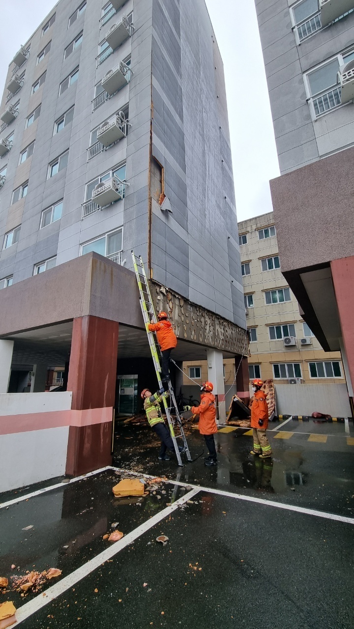 [부산=뉴시스] 제14호 태풍 '난마돌' 영향권에 들어간 19일 오전 부산 금정구의 한 건물 외벽단열재가 강풍으로 떨어져 나갔다. (사진=부산소방재난본부 제공) 2022.09.19. photo@newsis.com *재판매 및 DB 금지