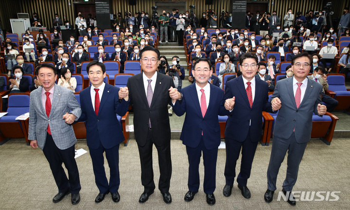 [서울=뉴시스] 고범준 기자 = 19일 국회에서 열린 2022 국민의힘 원내대표 선출을 위한 의원총회에서 선출된 주호영 신임 원내대표와 당 지도부가 기념촬영을 하고 있다. 왼쪽부터 김석기 사무총장, 이용호 후보, 정진석 비상대책위원장, 주호영 신임 원내대표, 권성동 의원, 송언석 원내수석부대표. (공동취재사진) 2022.09.19. photo@newsis.com