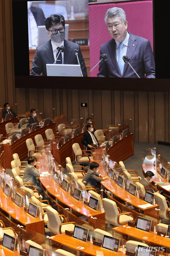 [서울=뉴시스] 최진석 기자 = 한동훈 법무부 장관이 19일 오후 서울 여의도 국회에서 열린 제400회 국회(정기회) 제03차 본회의 정치분야 대정부질문에서 김회재 더불어민주당 의원의 질의에 답변하고 있다. (공동취재사진) 2022.09.19. photo@newsis.com