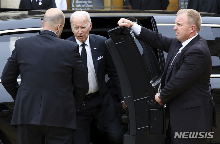 [런던=AP/뉴시스]19일(현지시간) 엘리자베스 2세 여왕 장례식에 늦게 도착한 조 바이든 미국 대통령의 모습. 2022.09.19. 