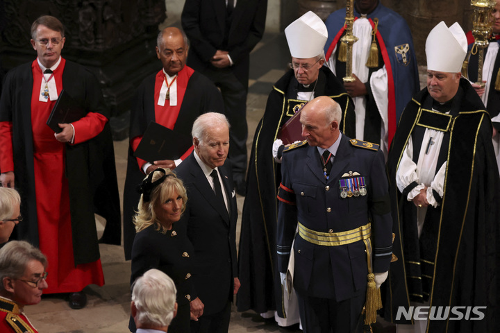[런던=AP/뉴시스]19일(현지시간) 엘리자베스 2세 여왕 장례식에 늦게 도착해 입장 차례를 기다리고 있는 조 바이든 미국 대통령 부부의 모습. 2022.09.19. 