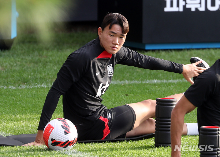 [파주=뉴시스] 김금보 기자 = 축구 A대표팀에 생애 첫 발탁된 양현준이 19일 오후 파주 국가대표 트레이닝센터(NFC)에서 열린 오픈 트레이닝에서 훈련을 하고 있다. 파울루 벤투 감독이 이끄는 한국 축구대표팀은 9월 A매치 기간 국내에서 총 두 차례(대 코스타리카, 카메룬)의 평가전을 치른다. 2022.09.19. kgb@newsis.com