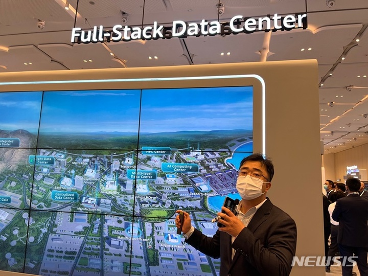 [방콕(태국)=뉴시스] 김종렬 한국화웨이 상무는 20일 태국 방콕에서 열린 '화웨이 커넥트2022' 행사 현장에서 화웨이가 전시한 풀스택 데이터 센터에 대해 설명했다. 