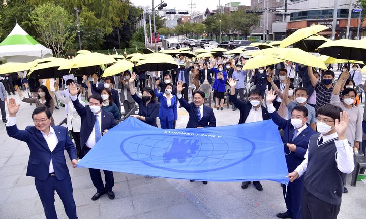 [광주=뉴시스] 강기정 광주시장이 20일 오후 북구 빛고을국민안전체험관 분수광장에서 열린 국제안전도시 재공인 선포식에 참석해 정무창 광주시의회 의장, 이정선 광주시교육감, 조준필 국제안전도시센터장 등과 공인 협정서에 서명한 뒤 기념촬영을 하고 있다. (사진 = 광주시 제공) *재판매 및 DB 금지