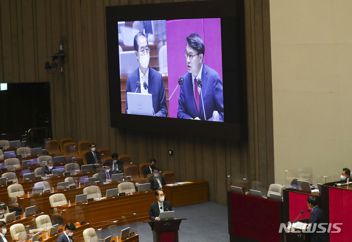 [서울=뉴시스] 김선웅 기자 = 한덕수 국무총리가 20일 서울 여의도 국회에서 열린 본회의에서 윤상현 국민의힘 의원에게 대정부 질문을 받고 있다. (공동취재사진) 2022.09.20. photo@newsis.com