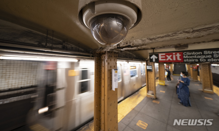 [브루클린(뉴욕)=AP/뉴시스]2020년 10월7일(현지시간) 뉴욕 브루클린에 보안 카메라가 지하철 승강장에 걸려있다. 20일 뉴욕 주지사 캐시 호철은 범죄를 해결하기 위해 보안 카메라를 설치한다고 발표했다. 2022.09.21