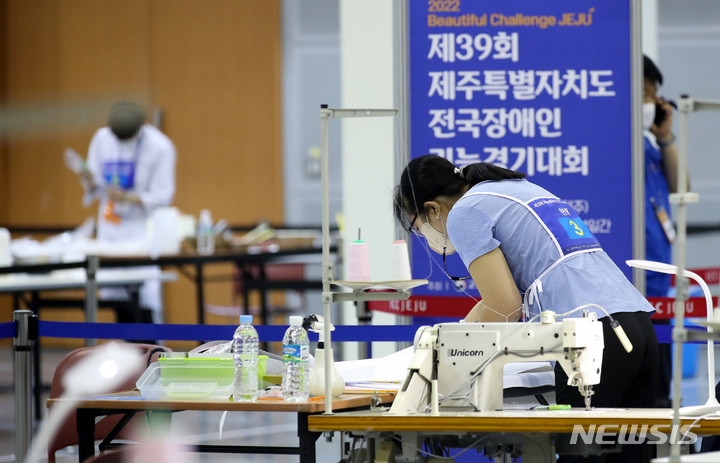 [서귀포=뉴시스] 우장호 기자 = 2022년 제주에서 열린 제39회 전국장애인기능경기대회 각 기능별 경기가 진행되고 있다. 2022.09.21. woo1223@newsis.com