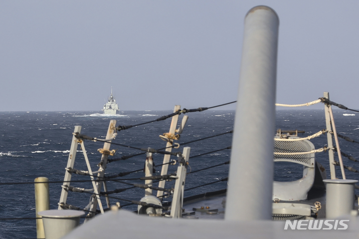 [타이베이=AP/뉴시스] 20일 미군 알베이버크급 이지스구축함인 히긴스함(DDG-76)과 캐나다 해군 핼리팩스급 호위함 밴쿠버함이 대만해협을 통과했다. 사진은 2022년 9월20일 이들 두 군함이 대만해협을 통과하는 모습. 2024.10.21 