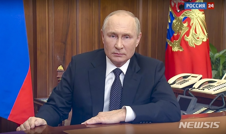 [모스크바=AP/뉴시스] 블라디미르 푸틴 러시아 대통령이 21일(현지시간) 모스크바에서 대국민 연설을 통해 부분 동원령을 발표하고 있다. 푸틴 대통령은 러시아의 주권과 영토를 보전하고, 국민의 안전을 보장하기 위해 부분 동원령을 채택했다고 밝혔다. 2022.09.21.