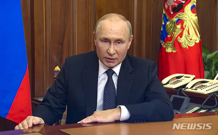 [모스크바=AP/뉴시스] 블라디미르 푸틴 러시아 대통령이 21일(현지시간) 모스크바에서 대국민 연설을 통해 부분 동원령을 발표하고 있다. 