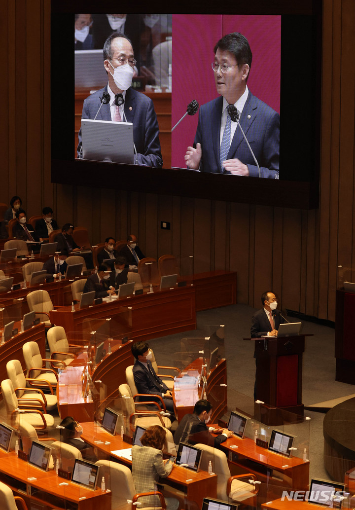 [서울=뉴시스] 김선웅 기자 = 김수흥 더불어민주당 의원이 21일 서울 여의도 국회에서 열린 본회의에서 추경호 부총리 겸 기획재정부 장관에게 경제분야 대정부질문을 하고 있다. (공동취재사진) 2022.09.21. photo@newsis.com