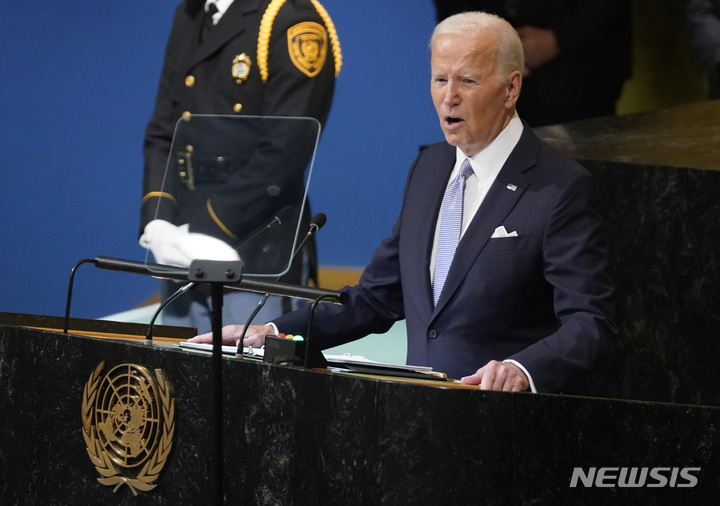 [뉴욕=AP/뉴시스] 조 바이든 미국 대통령이 21일(현지시간) 미국 뉴욕 유엔본부에서 열린 제77차 유엔 총회에서 기조연설을 하고 있다. 2022.09.22.