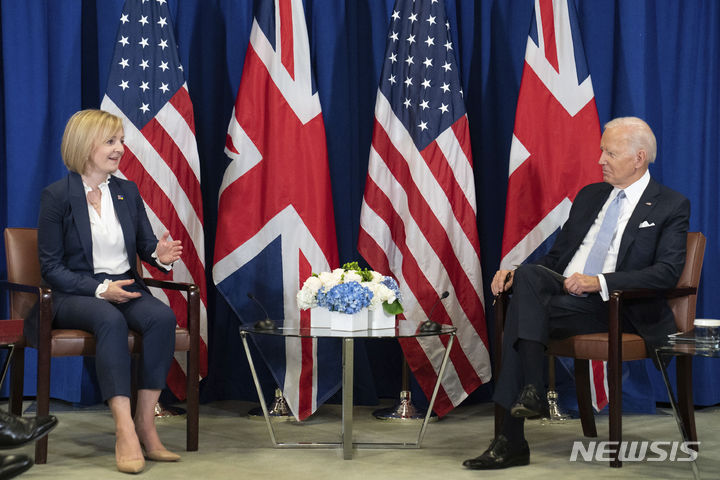 [뉴욕=AP/뉴시스] 리즈 트러스 영국 총리(왼쪽)가 제77차 유엔총회 참석차 미국 뉴욕을 방문한 지난달 21일(현지시간) 조 바이든 미국 대통령과 양자 회담을 하고 있다. 2022.10.21.