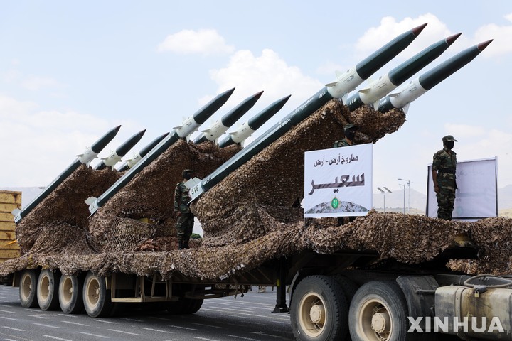 [ 사나(예멘)=신화/뉴시스] 예멘의 수도 사나에서 올해 9월 21일 후티 반군이 미사일을 포함한 군사 대행진을 하고 있다. 이들은 장거리 미사일을 포함한 최신 무기로 사우디 연합군과 정부군을 상대하겠다고 주장했다.