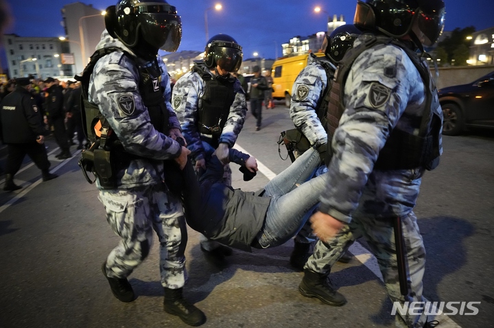 [모스크바=AP/뉴시스]지난 21일(현지시간) 러시아 모스크바에서 동원하는 반대 시위자를 구금하고 있다. 2022.09.25.