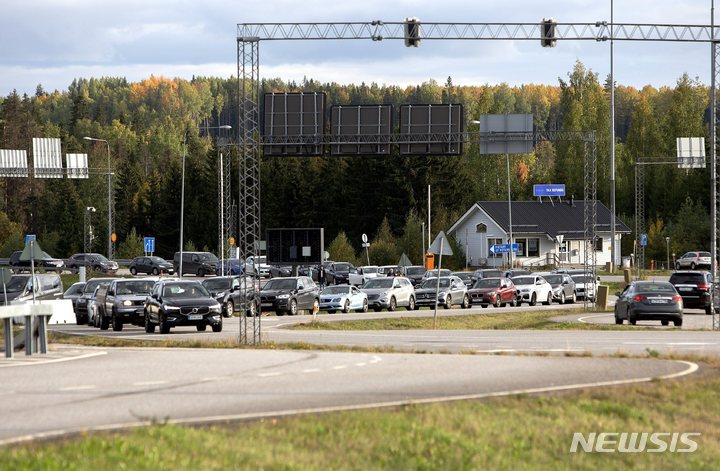 [라펜란타=AP/뉴시스] 22일(현지시간) 육로를 통해 핀란드 국경을 넘으려는 러시아 차량이 줄지어 있다. 2022.09.22.