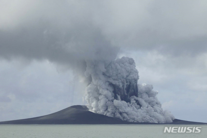 [통가=AP/뉴시스] 지난 2015년 1월 14일, 남태평양 통가 근처에서 화산이 폭발했다. 2022.09.27.