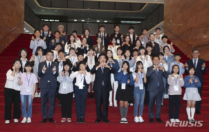 [서울=뉴시스] 최진석 기자 = 김진표 국회의장이 23일 오후 국회에서 열린 제18회 대한민국 어린이국회 시상식을 마친 후 수상자들과 기념촬영하고 있다. (공동취재사진) 2022.09.23. photo@newsis.com