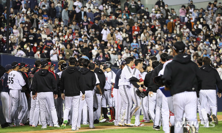 LG-NC 시범경기서 헤드샷에 벤치클리어링…일촉즉발 신경전