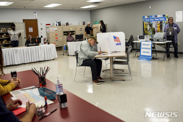 [미니애폴리스=AP/뉴시스]9월23일(현지시간) 중간선거까지 6주 넘게 남아있지만 미네소타를 포함 일부 주에서는 이미 중간선거 첫 투표가 시작되고 있다. 2022.10.5