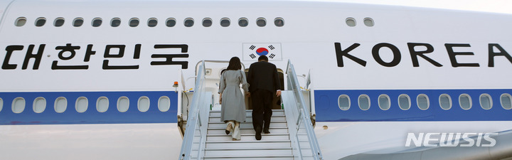 [오타와=뉴시스] 홍효식 기자 = 영국·미국·캐나다 순방을 마친 윤석열 대통령과 부인 김건희 여사가 23일(현지시간) 오타와 국제공항에서 공군 1호기 탑승을 위해 트랩을 오르고 있다. 2022.09.24. yesphoto@newsis.com