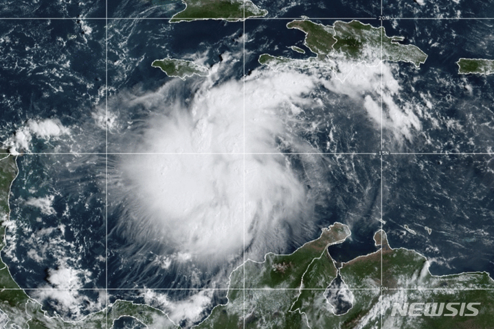 [AP/뉴시스]미국 국립해양대기청은 24일(현지시간) 카리브해 중부 상공에 있는 열대폭풍 이안(Ian) 위성 사진을 공개했다. 2022.09.26