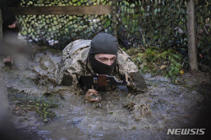 [AP/뉴시스] 24일 우크라이나 서부 리비우시 인근에서 민간인이 군사 훈련을 받고 있다